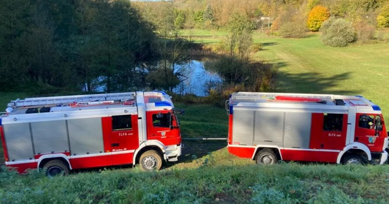 Rätsel nach Brand: Halbnackter Mann lag neben ausgebranntem Fahrzeug