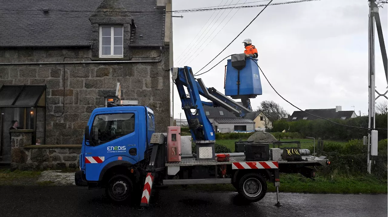 Tempête Ciaran : 73 000 foyers restent privés d'électricité lundi soir