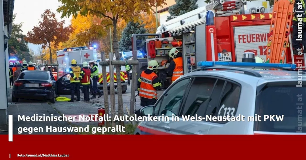 Medizinischer Notfall: Autolenkerin in Wels-Neustadt mit PKW gegen Hauswand geprallt