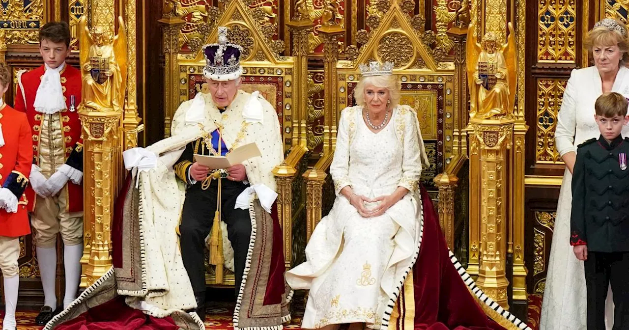 Charles III hué à son arrivée en carrosse au palais de Westminster