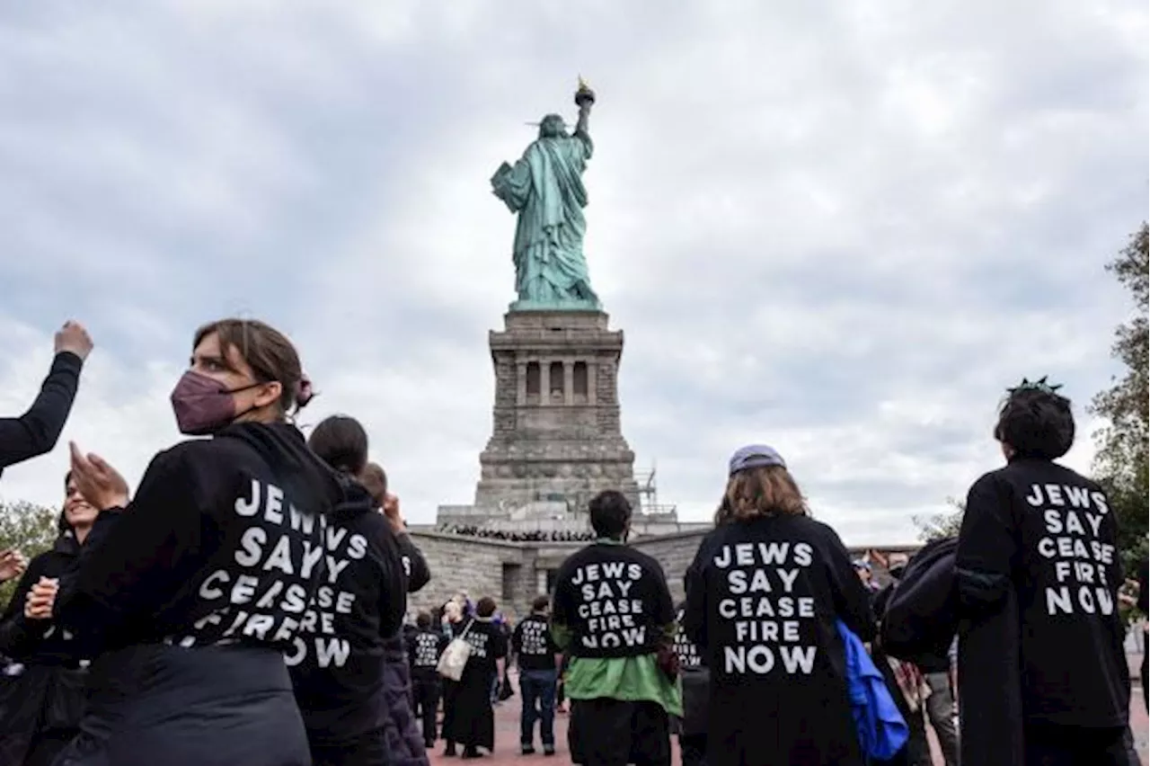 Duduki Patung Liberty, Warga Yahudi New York Tuntut Gencatan Senjata di Gaza