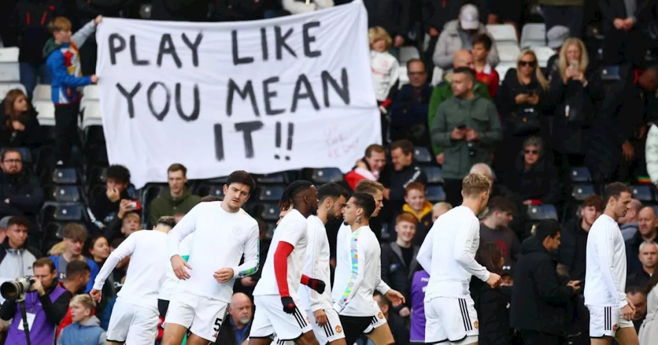 Erik ten Hag reacts to 'Play like you mean it' Man Utd fan banner