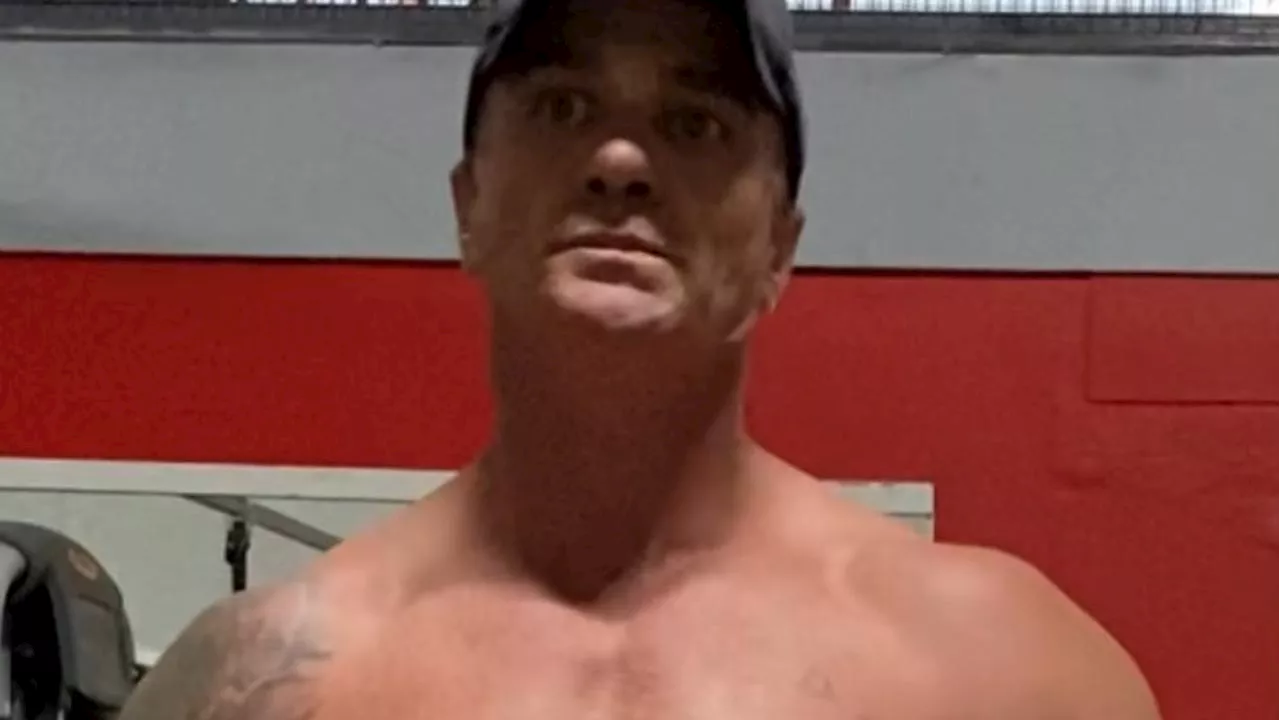 Shannon Noll shows off ripped sixpack