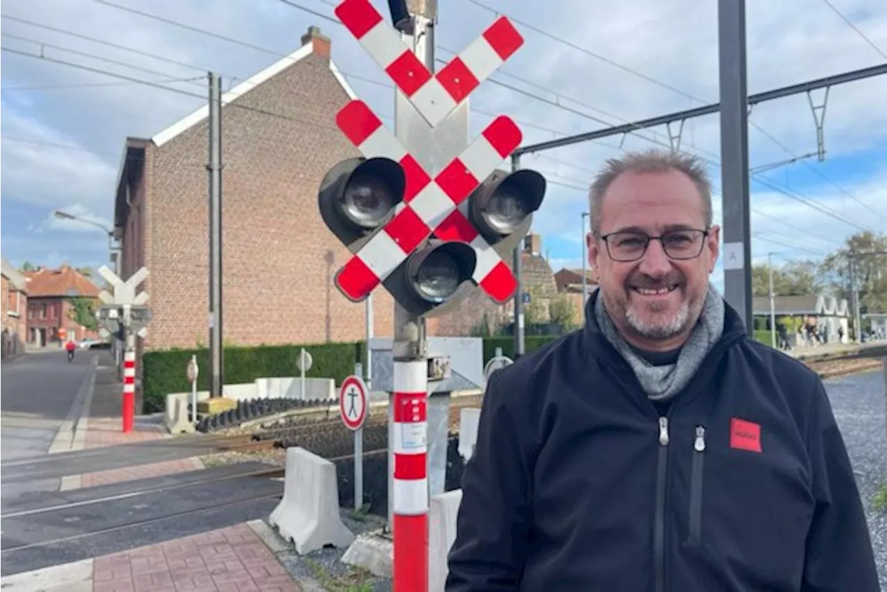 Fietser (15) gegrepen door trein op gesloten overweg: “Als bij wonder raakte hij slechts lichtgewond”