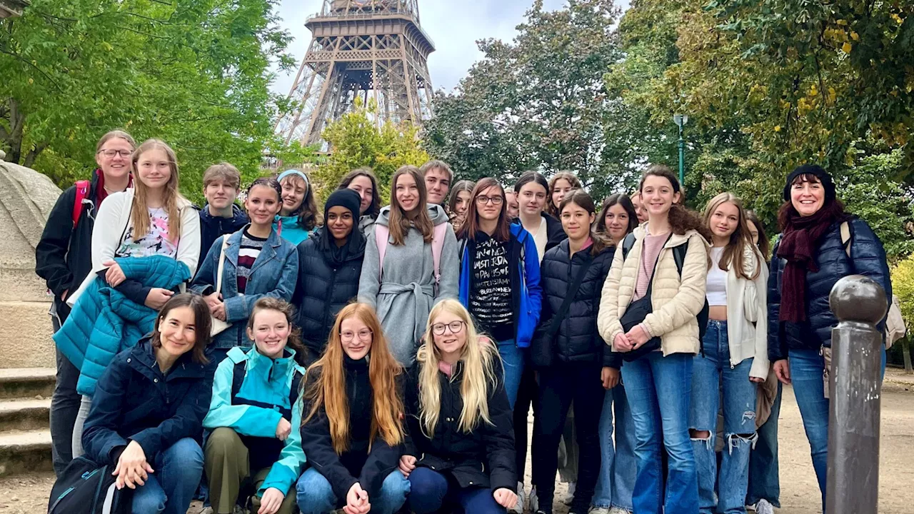 Gymnasiasten auf Besichtigungstour durch Paris