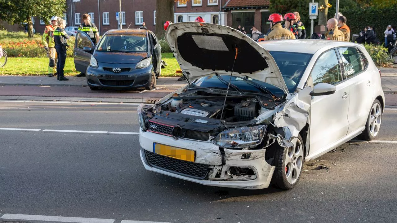 112-nieuws: drie auto's botsen op elkaar • roeiboot met ouderen slaat om