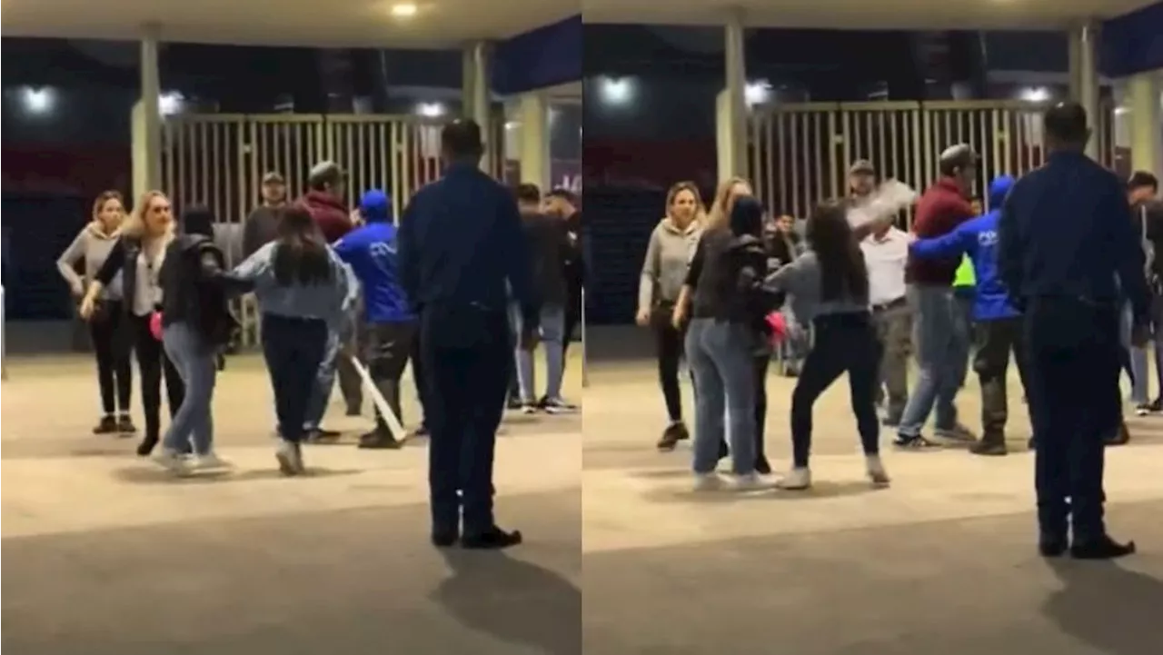 Mujer da 'batazo' a aficionada de Sultanes durante una pelea