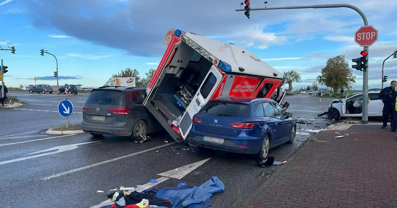 Unfall in Mechernich​: Rettungswagen kollidiert auf Kreuzung mit Auto