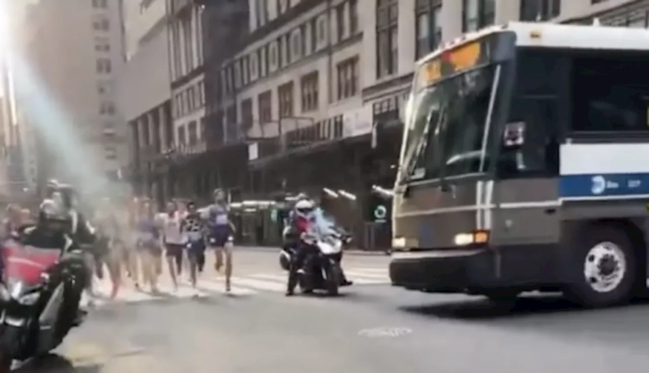 [VÍDEO] ¡Un autobús irrumpe en la carrera de 5K previa al Maratón de Nueva York!