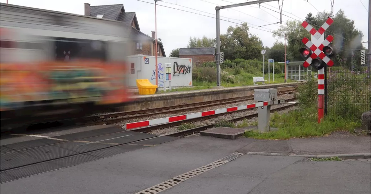 Frayeur sur un passage à niveau à Wervik : un ado de 15 ans franchit les barrières à vélo au moment où le