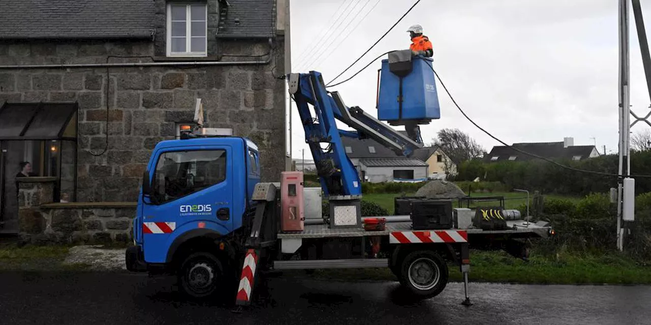 Tempête Ciaran : 62 000 foyers toujours privés d’électricité ce mardi