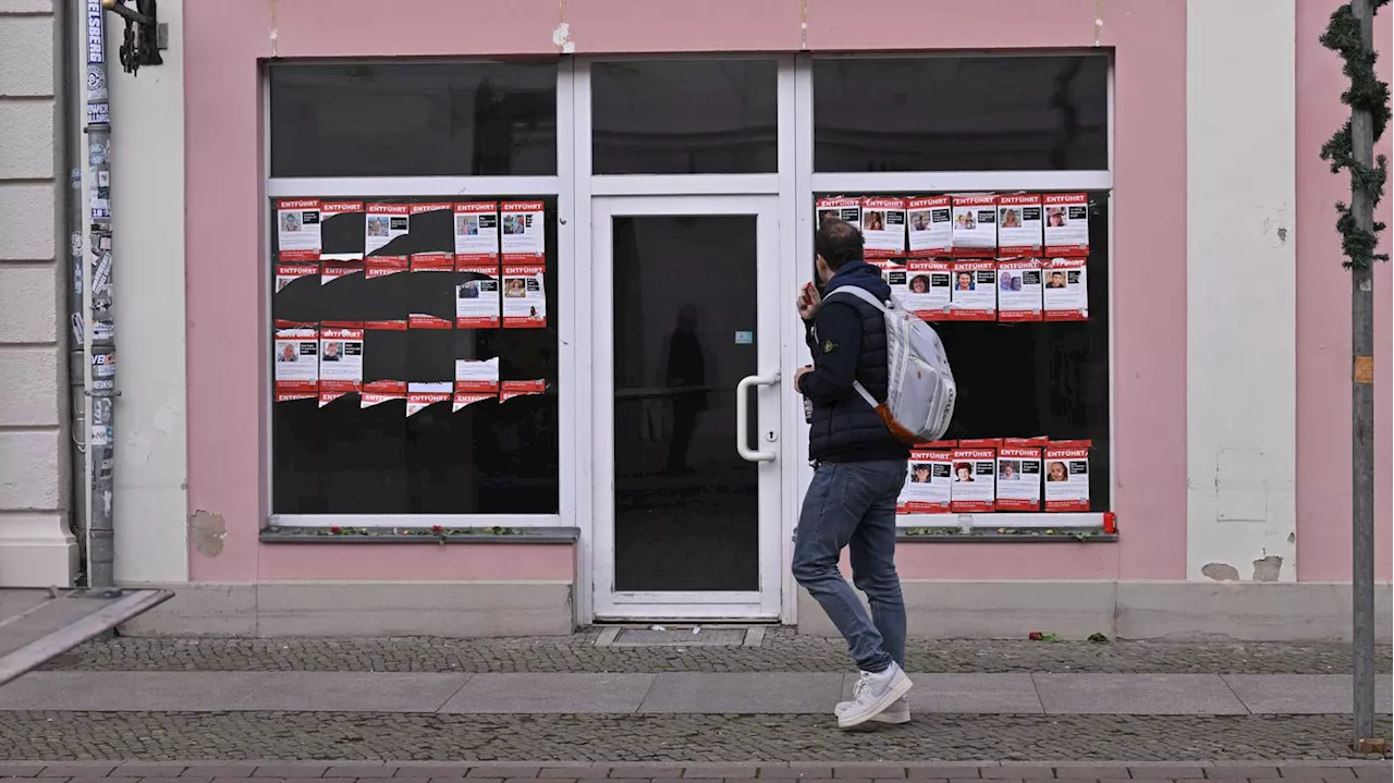 Aktionen gegen Israel in Potsdam: Flagge vor Ministerium entwendet, Vermissten-Plakate erneut abgerissen