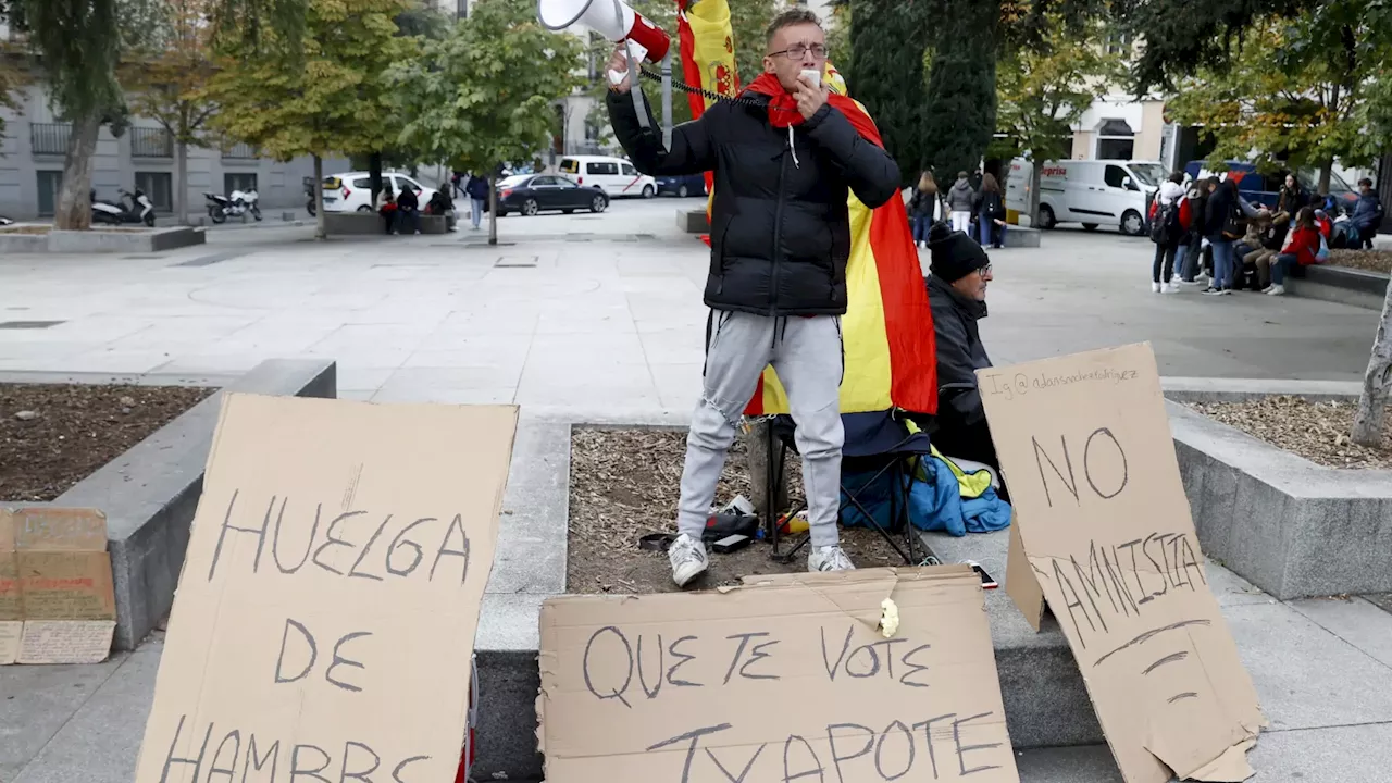 Un hombre inicia una huelga de hambre encadenándose frente al Congreso como protesta contra la amnistía