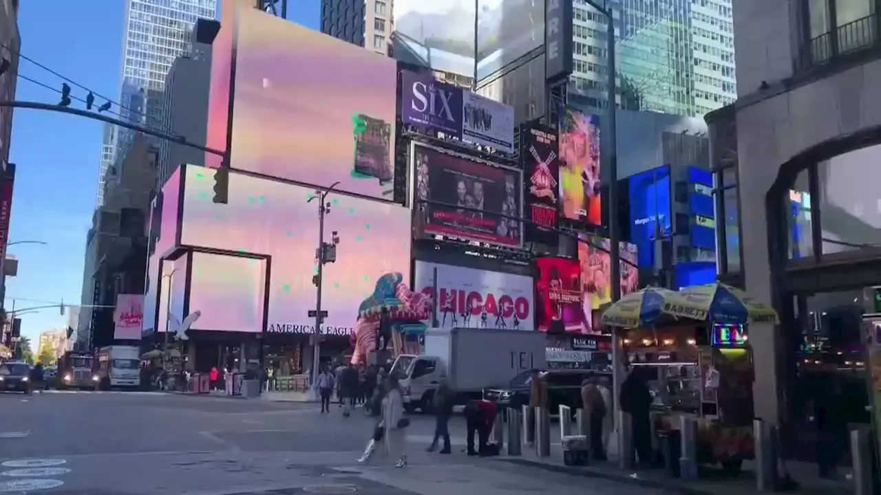 La argentina Marta Minujín expone en Times Square una escultura de 9 metros de altura