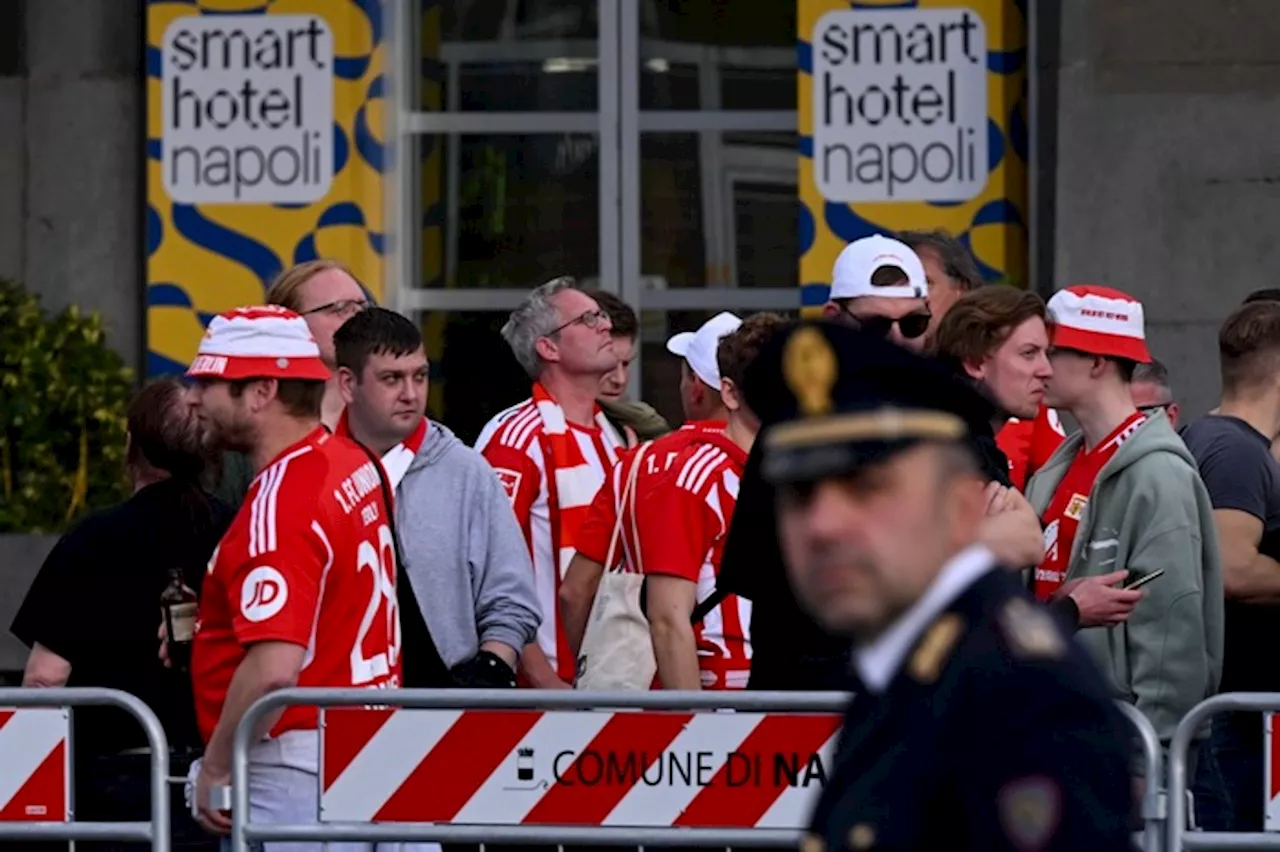 Scontri tra tifosi di Napoli e Berlino vicino allo stadio