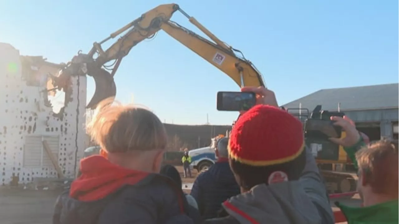 Calgarians flock to Ramsay to say goodbye and good riddance to Lilydale poultry plant