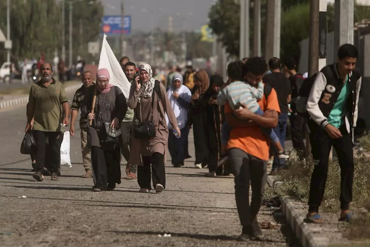 Palestinians flee on foot as Israeli troops battle Hamas inside Gaza City