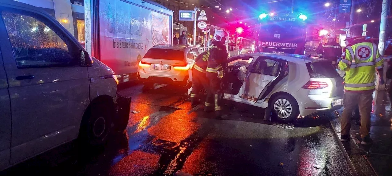 Massen-Crash mit fünf Autos in Wien: Lenker eingeklemmt