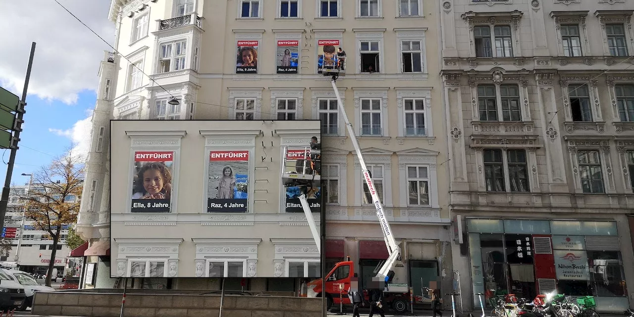 Wiener gedenken mit Riesen-Plakaten an Hamas-Geiseln