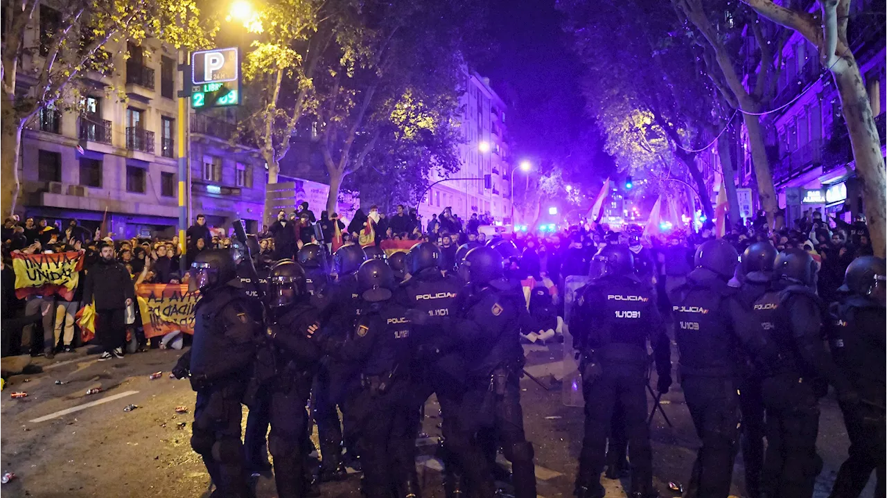 Crónica de la sexta noche de protestas en la calle Ferraz