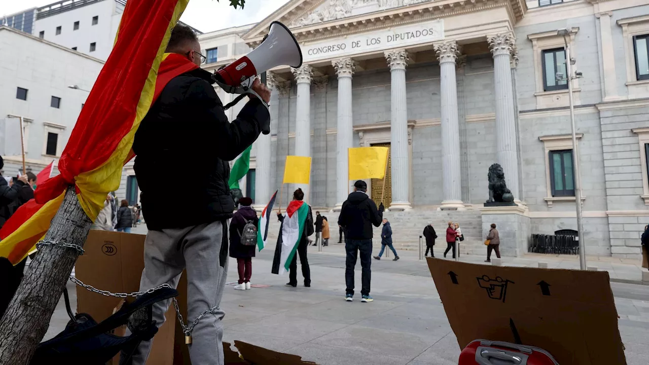 Un hombre se encadena frente al Congreso para protestar por la ley de amnistía