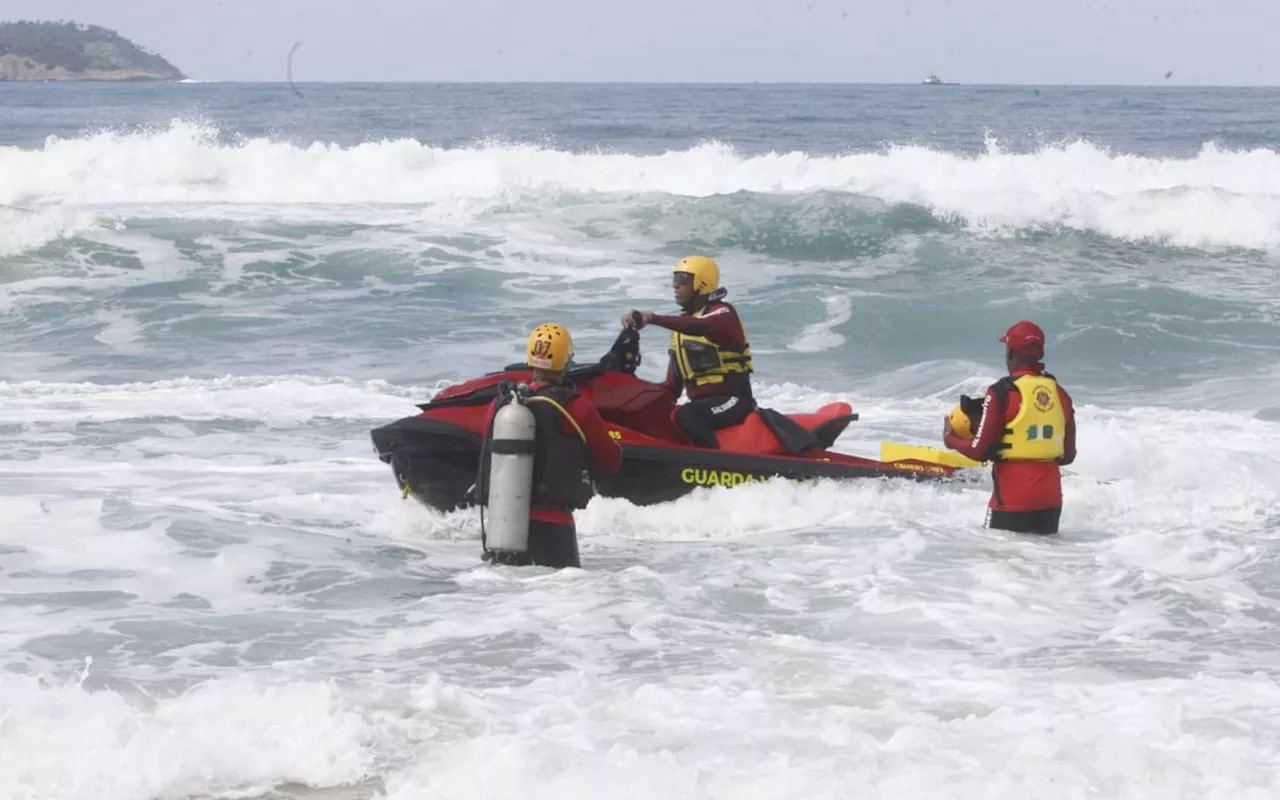 Bombeiros encontram corpo com características semelhantes às do adolescente que desapareceu no mar