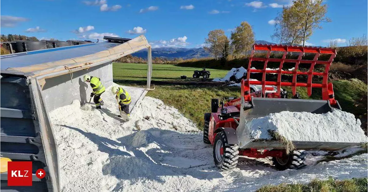 Ungewöhnlicher Einsatz:Lkw mit 25 Tonnen Kalk kippte um und landete auf Wiese