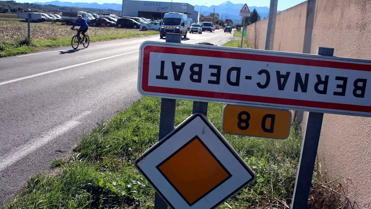 Hautes-Pyrénées : des panneaux d'entrée de commune retournés le long de la RD8