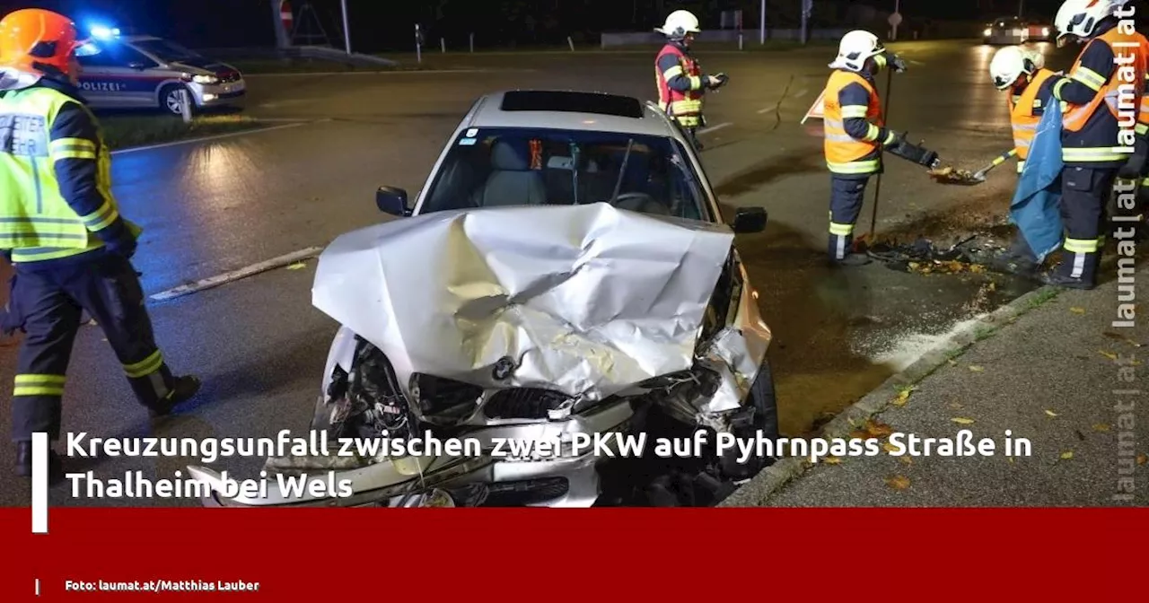 Kreuzungsunfall zwischen zwei PKW auf Pyhrnpass Straße in Thalheim bei Wels