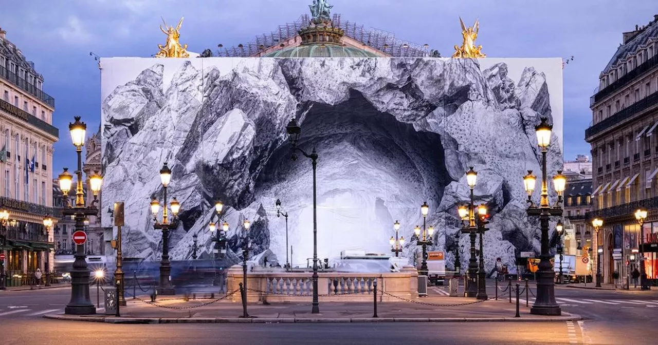 JR relooke à nouveau la façade du Palais Garnier: après la caverne, la grotte