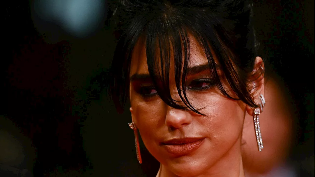 Dua Lipa surprend ses fans et leur fait écouter sa nouvelle chanson « Houdini » dans la rue