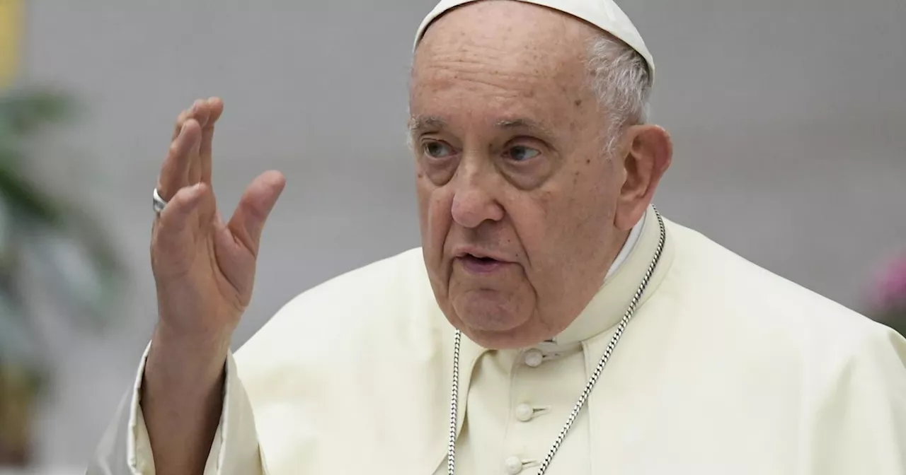 Papa Francesco, "sì al battesimo per i figli di coppie gay": la decisione