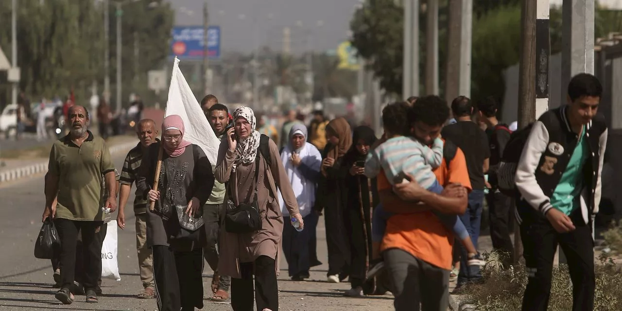 Thousands of Palestinians fleeing on foot as Israel troops battle inside Gaza City