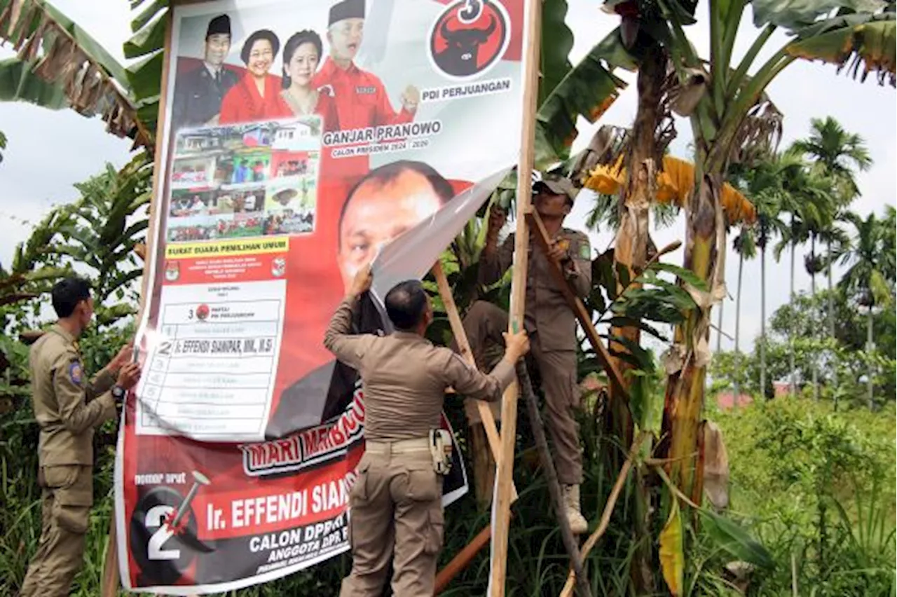 Satpol PP Tertibkan APK yang Terpasang Sebelum Masa Kampanye