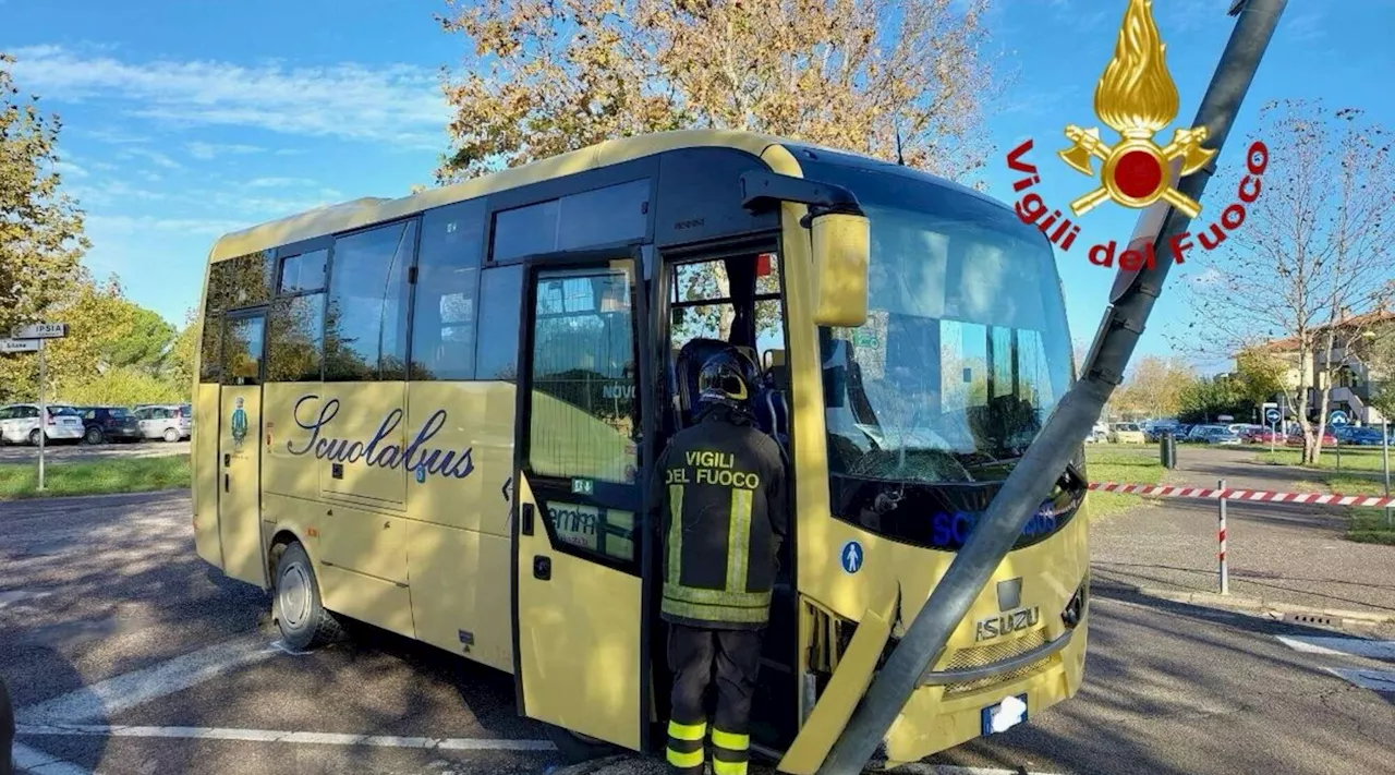 Castiglione del Lago (Perugia), scuolabus contro un palo: 12 bimbi contusi