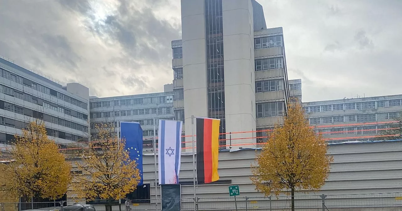 Bielefelder Staatsschutz ermittelt: Weiß gekleidete Frau soll Israel-Flagge mit roter Farbe bespritzt haben