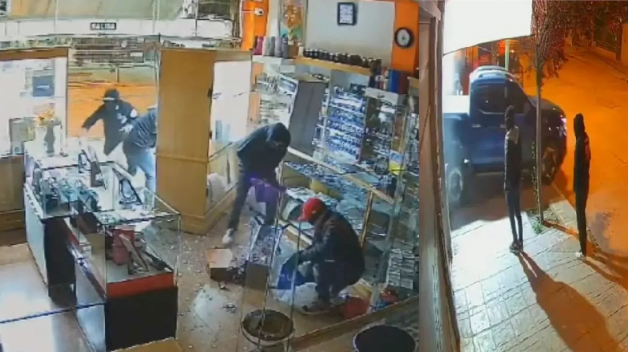 Video: incrustaron una camioneta en una joyería y la saquearon en menos de un minuto