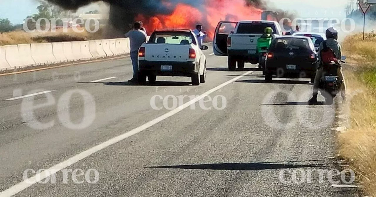 Aparatoso accidente en la carretera Salvatierra-Celaya deja un muerto y vehículos en llamas