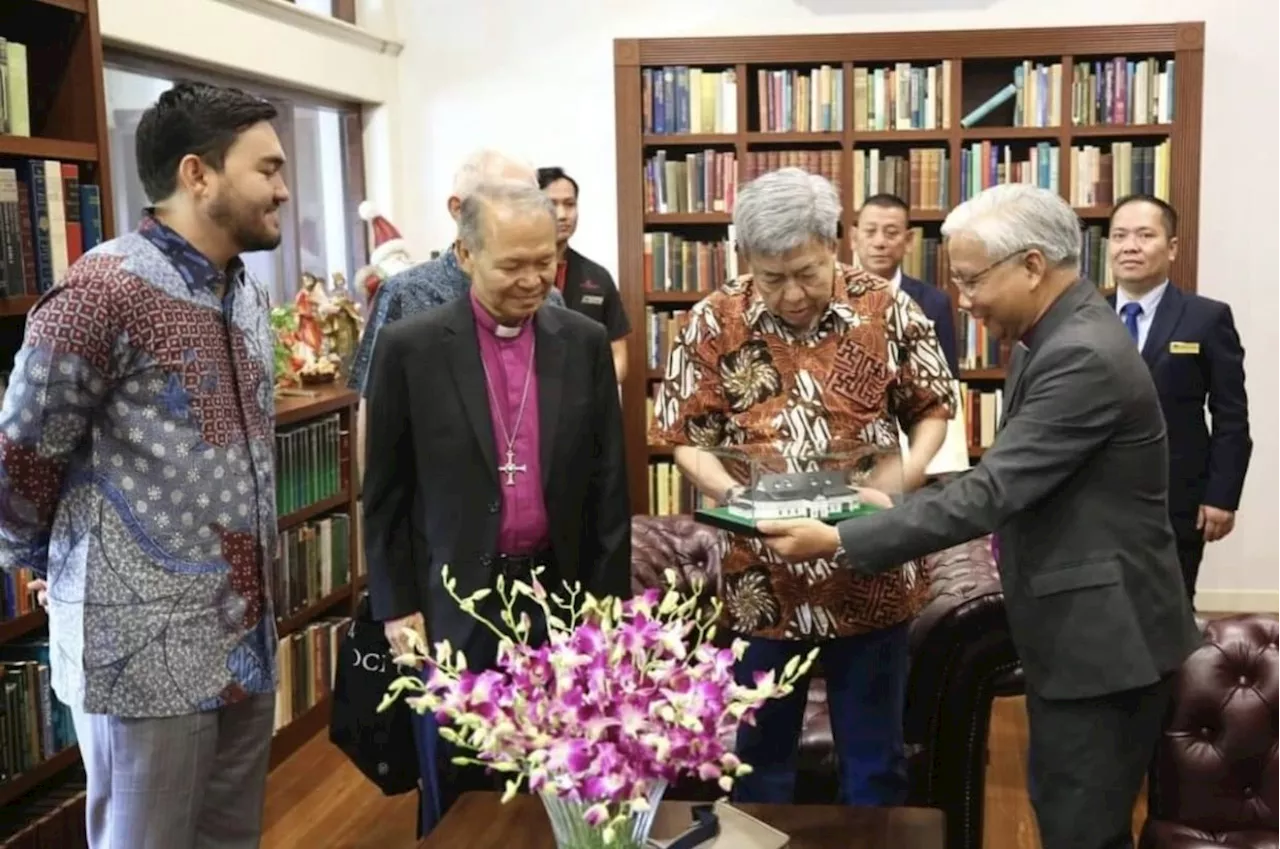 Selangor Sultan visits Bishop of Anglican Church in Kuching