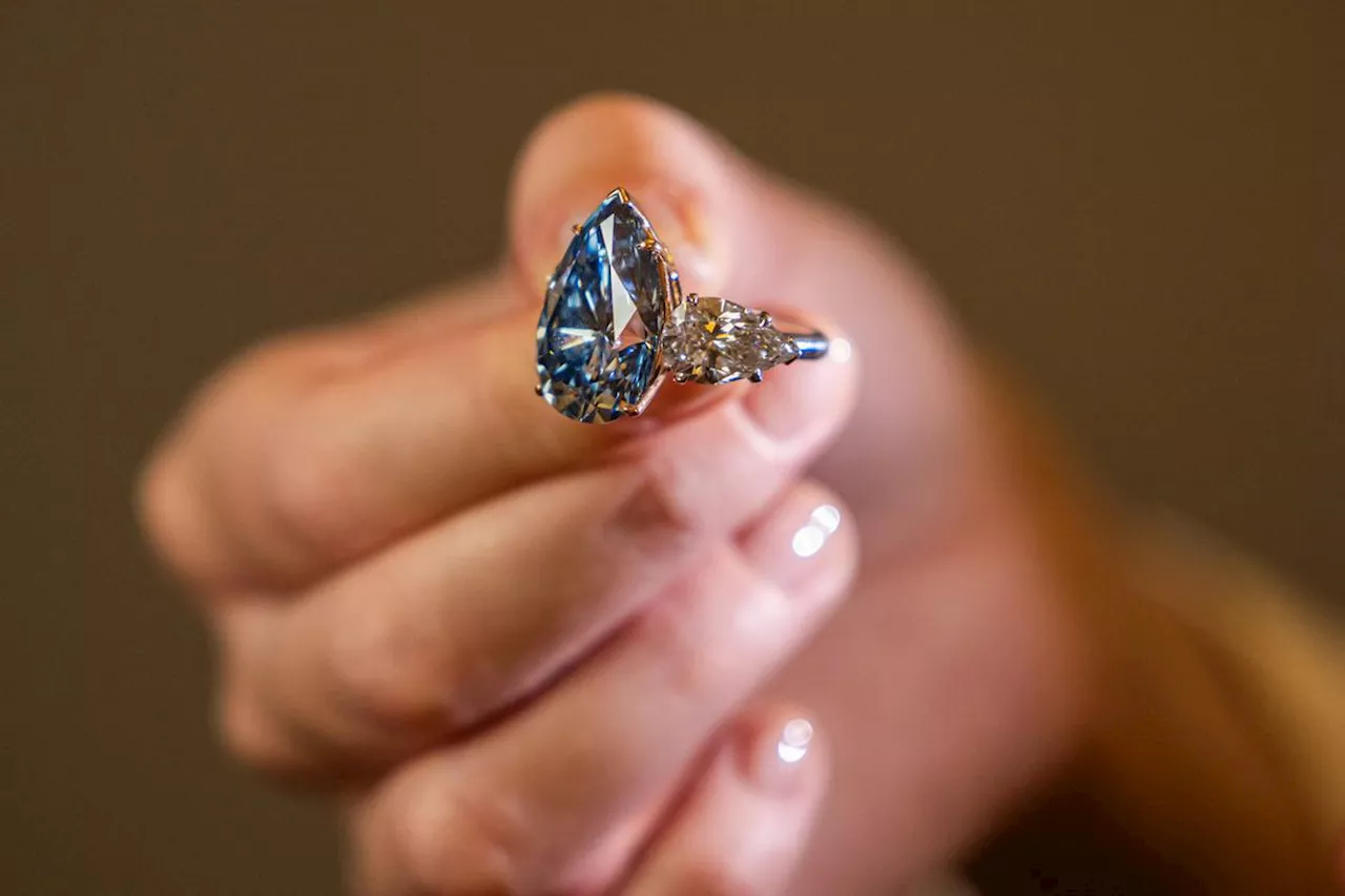 « Meilleur diamant de sa catégorie » : le Bleu Royal adjugé à plus de 40 millions d’euros aux enchères