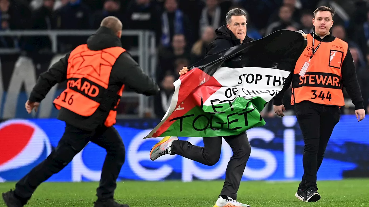 Pitch invader with pro-Palestine flag halts Manchester United’s Champions League clash at FC Copenhagen...