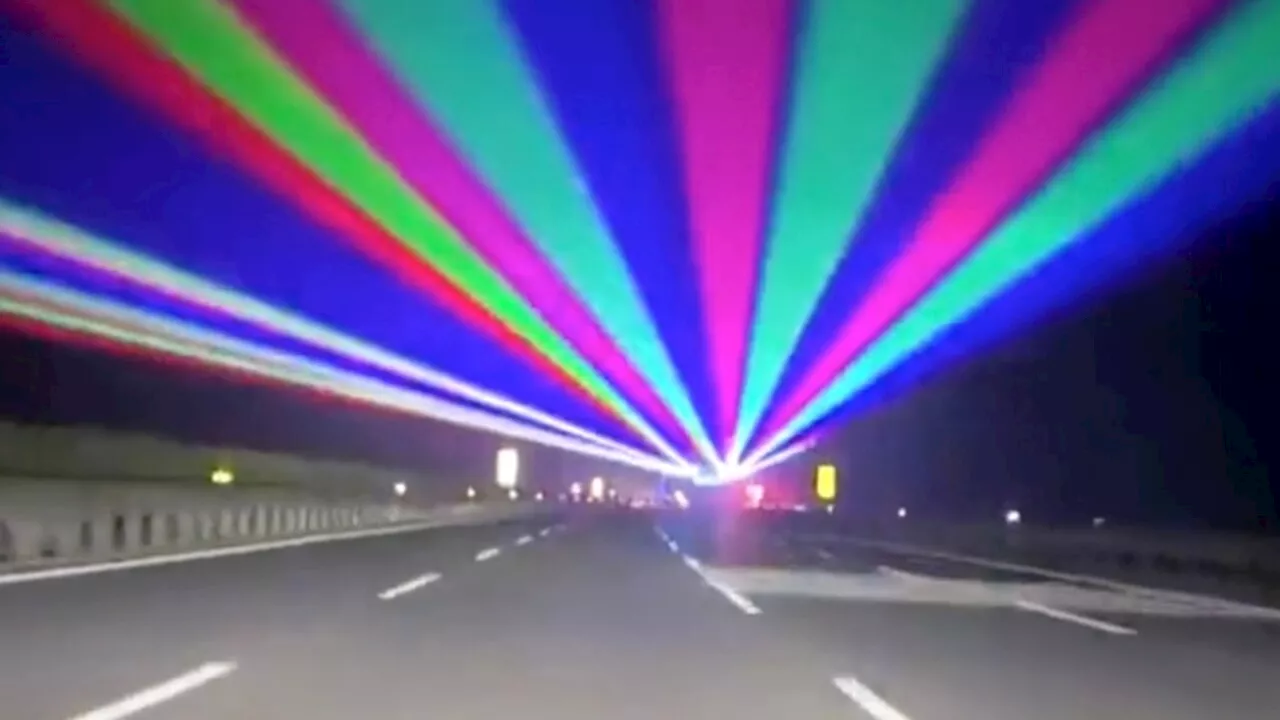 Perché sulle autostrade ci sono fasci di luci colorate