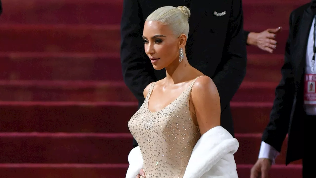 Kim Kardashian recréé la robe moulante de Marylin Monroe avec sa marque Skims