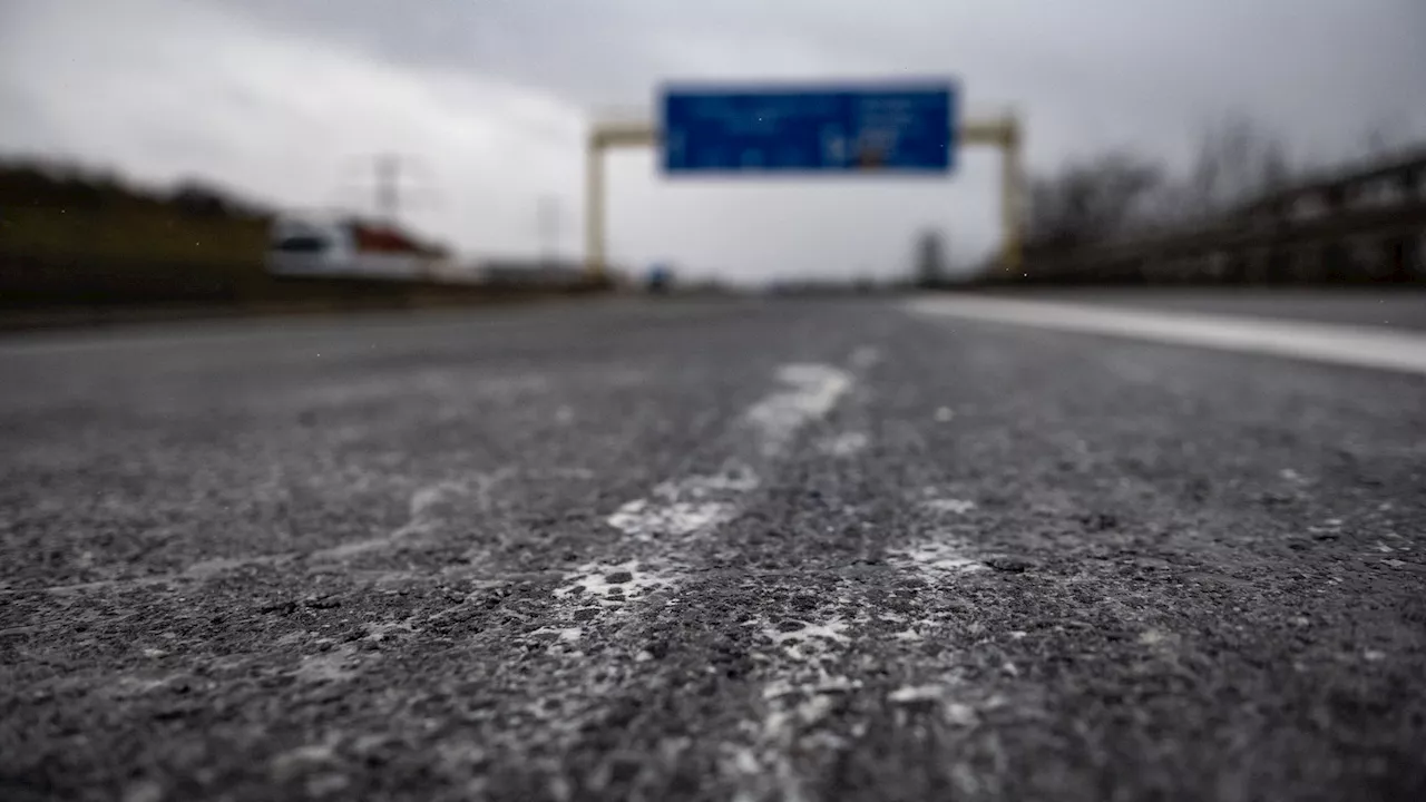 Kies blockiert A44 bei Ratingen: Sperrung nach Lkw-Unfall