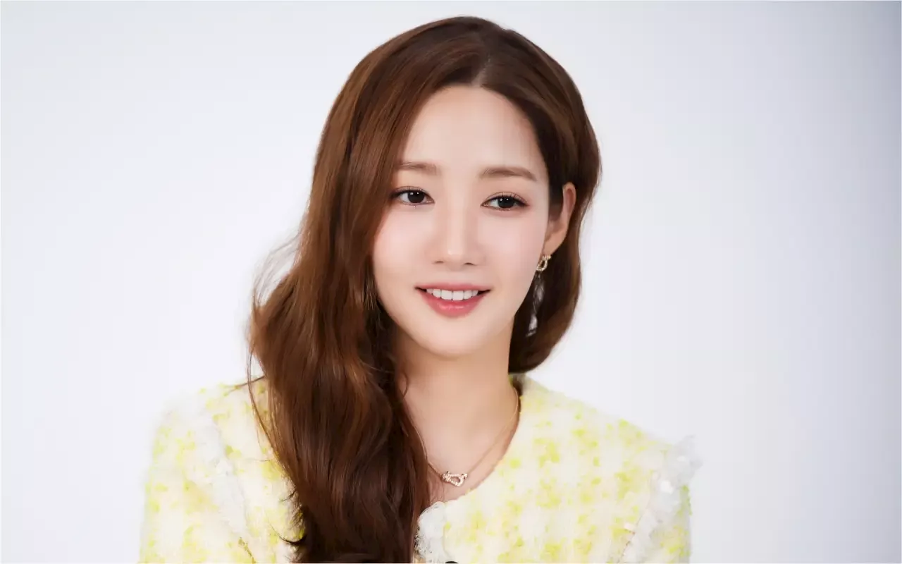 Park Min Young Bagikan Foto Girlfriend Material untuk Rayakan 17 Tahun Debut