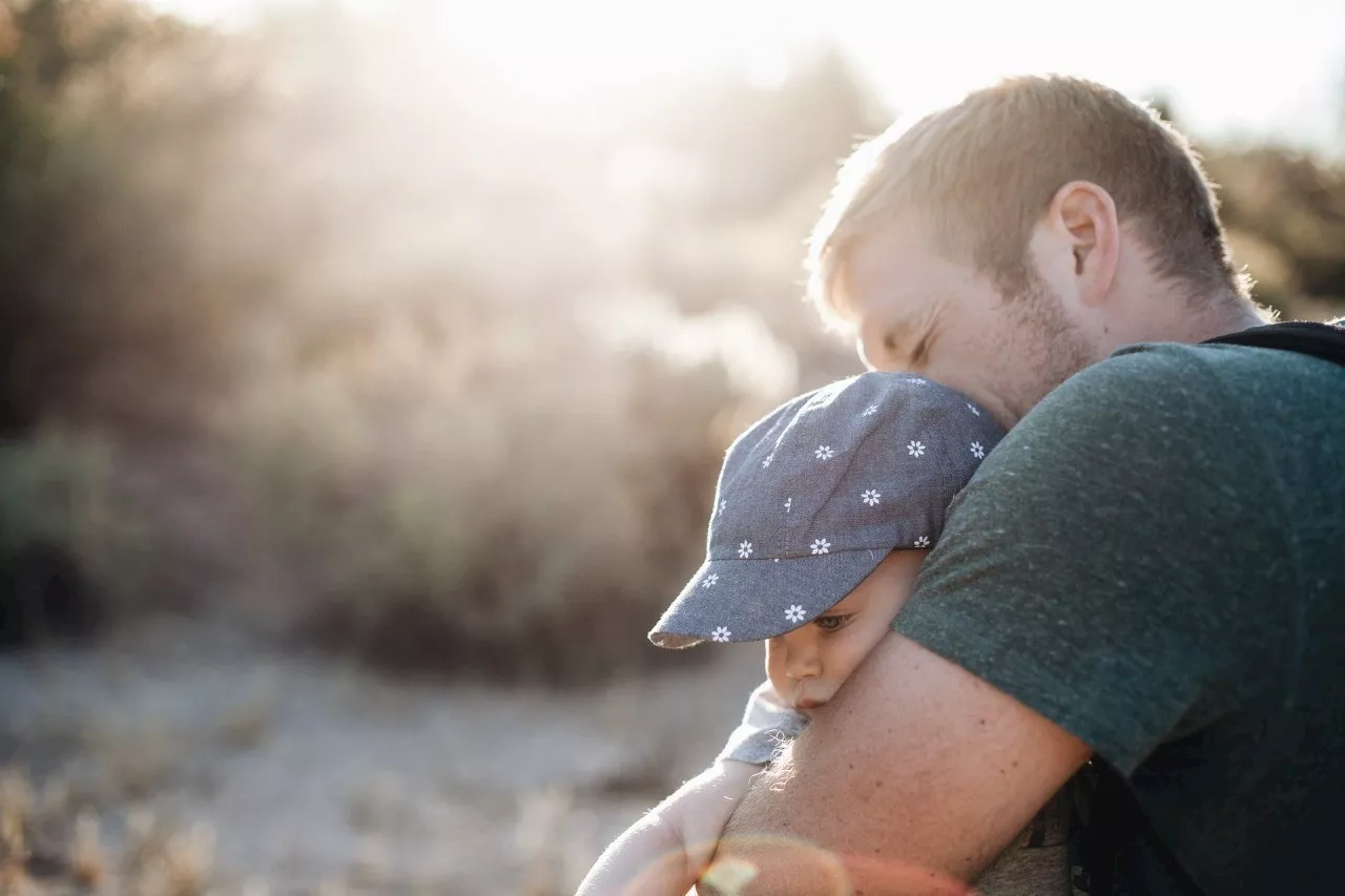 Congé familial : c'est quoi cette nouvelle aide pour les jeunes parents, prévue dès 2025 ?