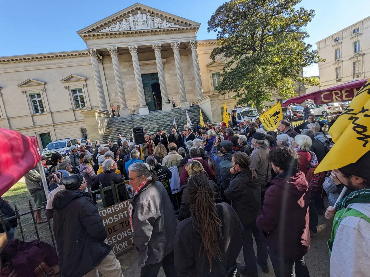 Justice : des faucheurs d’OGM jugés pour avoir éventré des sacs de semence chez Arterris dans l'Aude