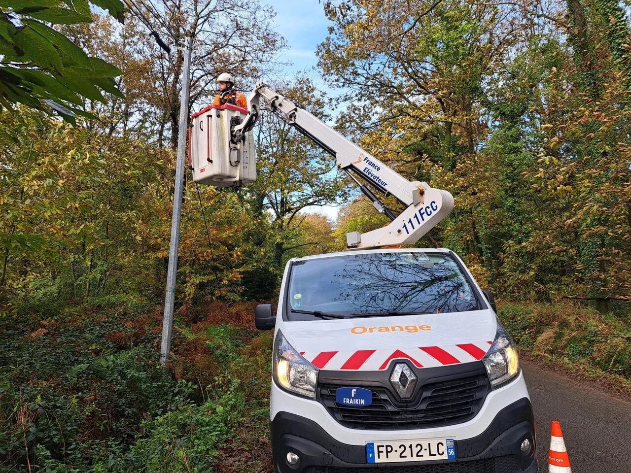 Téléphone dans le Morbihan : '2 500 poteaux sont à remplacer' après la tempête Ciaran