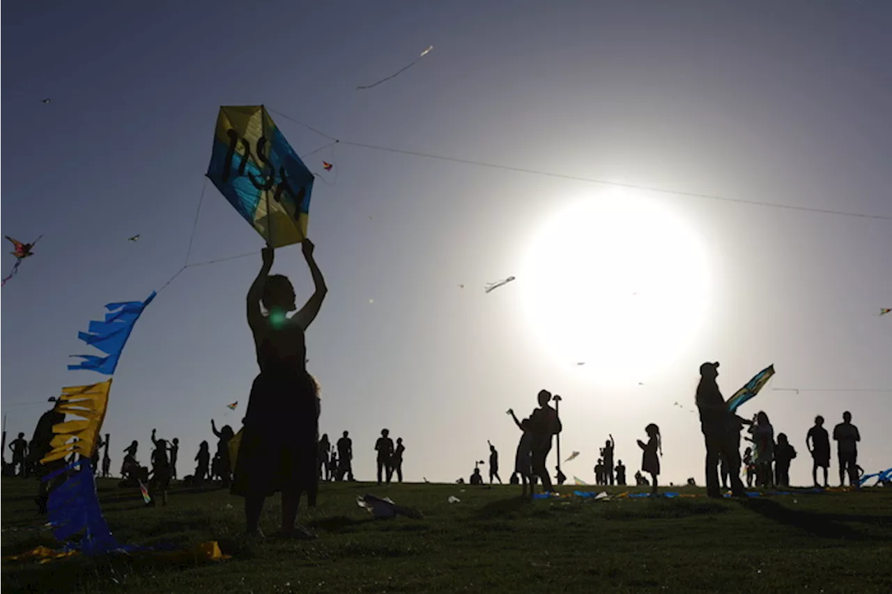 Residenti del Kibbutz Kfar Gaza fanno volare aquiloni