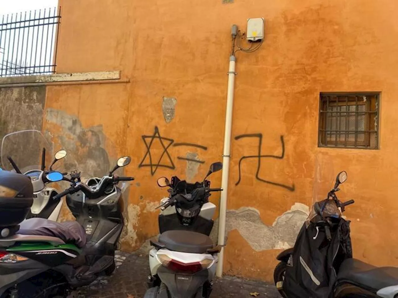 Svastiche e stelle David al ghetto a Roma e a Trastevere